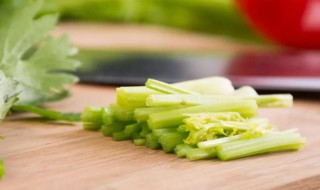 芹菜怎么吃降血压最好（喝芹菜汁的最佳时间）