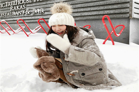 1572232857652329.jpg 黑色大毛领厚羽绒服