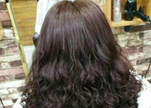 哺乳期可以烫头发