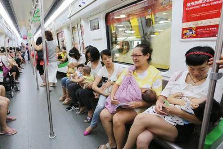 哺乳期的女人