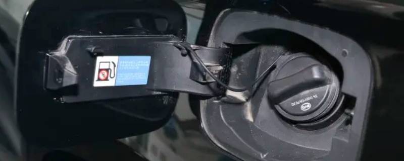 比亚迪唐油箱盖怎么开