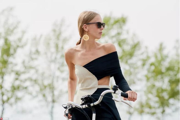 你穿得这么“不正经”，一定很会赶潮流吧