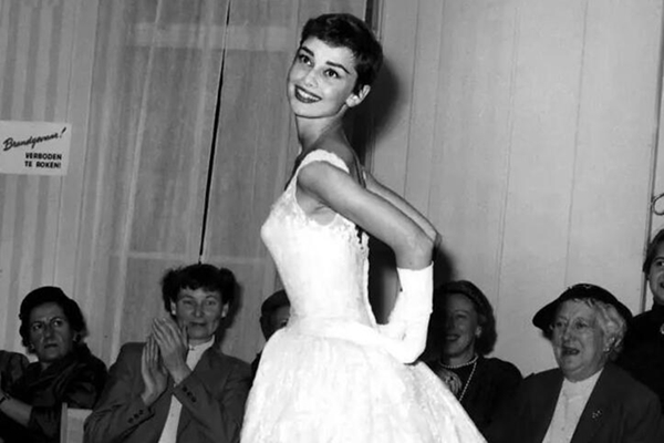 裙装不是只有赫本小黑裙，梦露小白裙也能让你美炸天