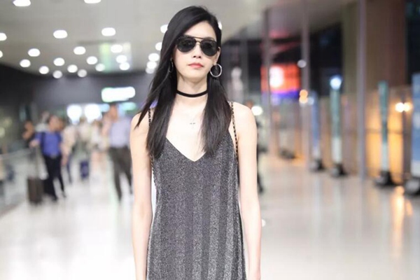 心机V领上身，露而不俗的高级时髦