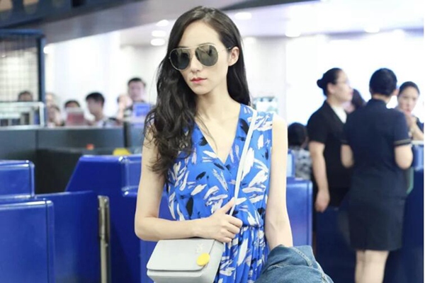 心机V领上身，露而不俗的高级时髦