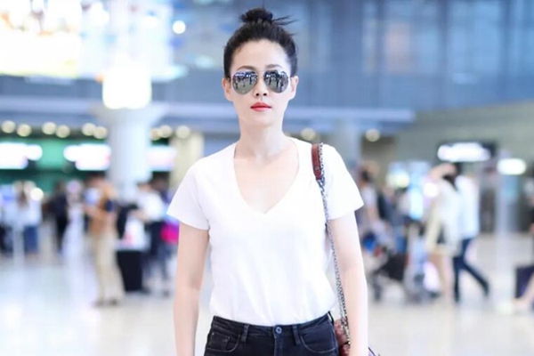 心机V领上身，露而不俗的高级时髦