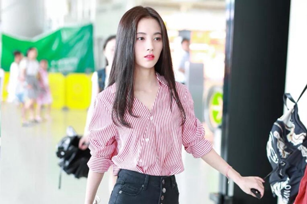 心机V领上身，露而不俗的高级时髦