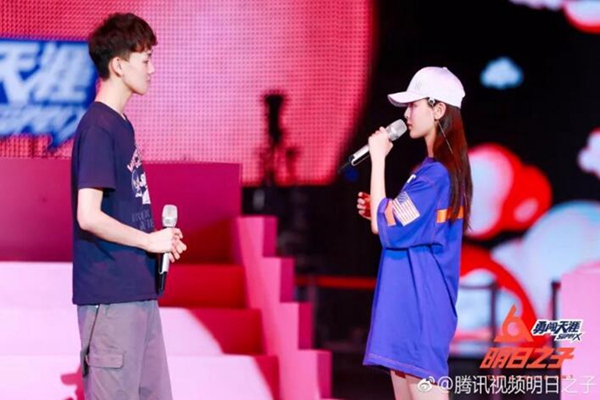 杨超越的锦鲤妹妹式穿衣，下衣失踪带来娇俏少女感