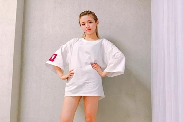 杨超越的锦鲤妹妹式穿衣，下衣失踪带来娇俏少女感g