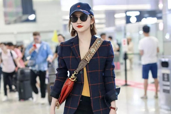 1534908090971005.jpg 格纹怎么穿才出彩?时尚辣妈戚薇亲身示范
