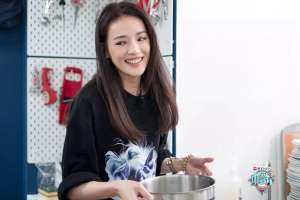 1534992146941624.jpg 不过是简单的T恤衬衫,赵薇刘涛舒淇是怎么穿成18岁的?