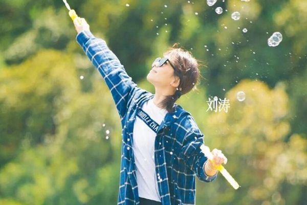 1534992187735391.jpg 不过是简单的T恤衬衫,赵薇刘涛舒淇是怎么穿成18岁的?